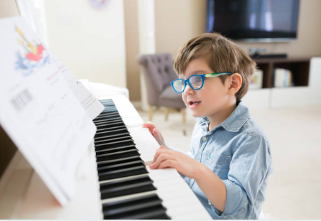 Enfant au piano