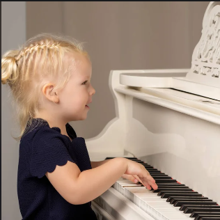 Fillette au piano